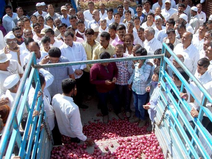 The market committee's intermediary office will be attacked on the basis of collapse of onion market | कांद्याचे बाजारभाव कोसळल्याने बाजार समितीच्या मध्यवर्ती कार्यालयावर हल्लाबोल The market committee's intermediary office will be attacked on the basis of collapse of onion market | कांद्याचे बाजारभाव कोसळल्याने बाजार समितीच्या मध्यवर्ती कार्यालयावर हल्लाबोल